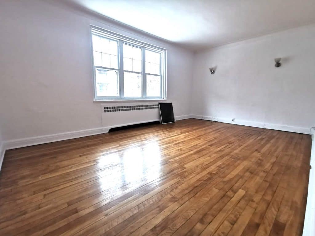 4745 Queen Mary Montreal - Rental Promo